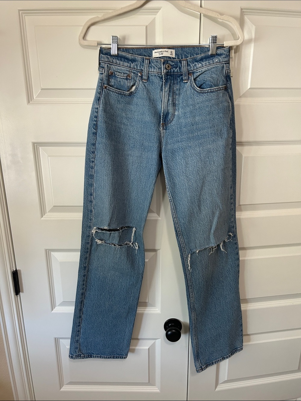 Womens Abercrombie & Fitch medium Blue Straight Jeans with Knee Rips